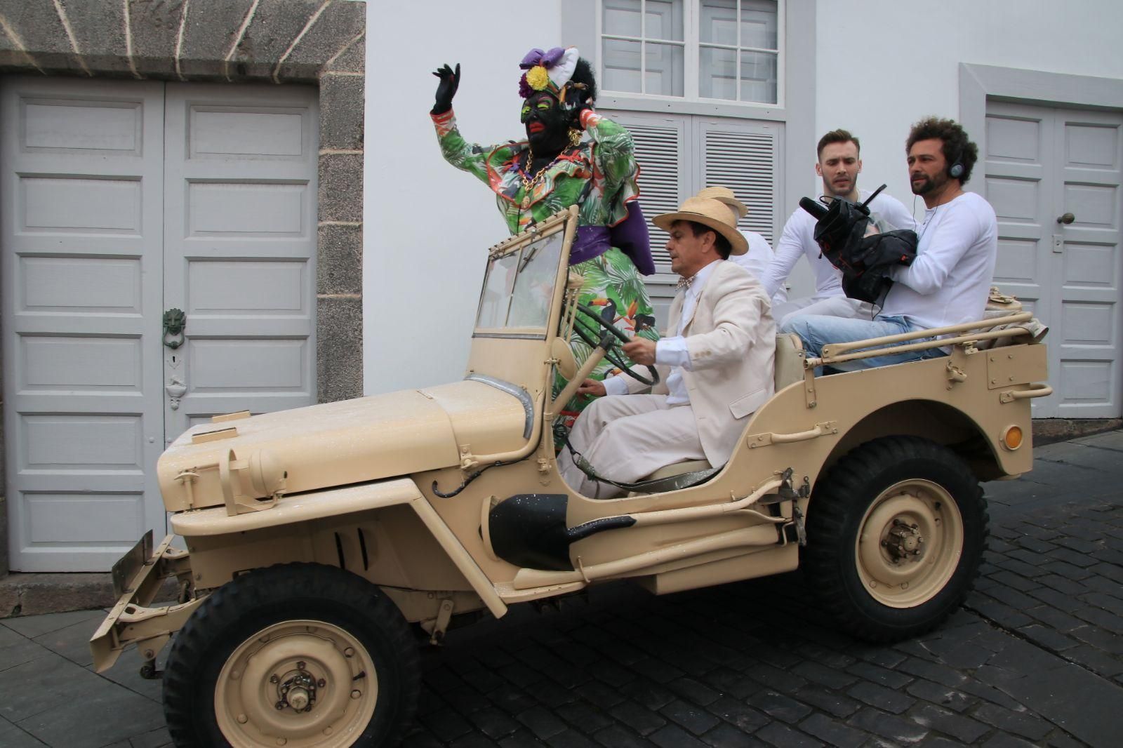 La Negra Tomasa a su llegada en jeep.