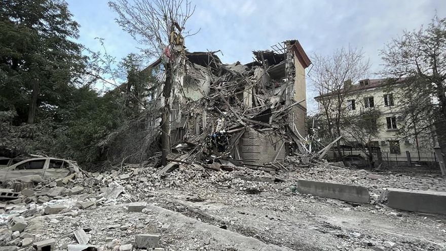 Los daños causados por el bombardeo a una zona residencial en la ciudad de Zaporiyia este jueves y en el que han muerto al menos tres personas. EFE/EPA/FOLLETO SERVICIO DE EMERGENCIA DE UCRANIA