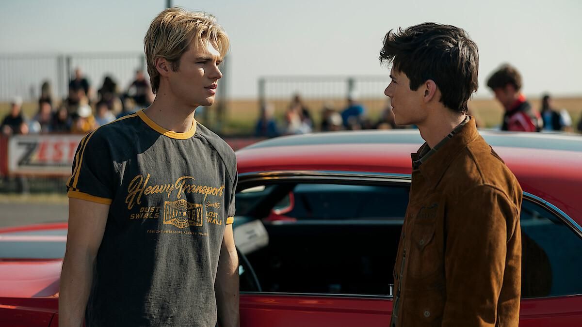 Noah Lalonde (Cole Walker) y Ashby Gentry (Alex Walker) en una escena de la tercera temporada de 'Mi vida con los chicos Walker'