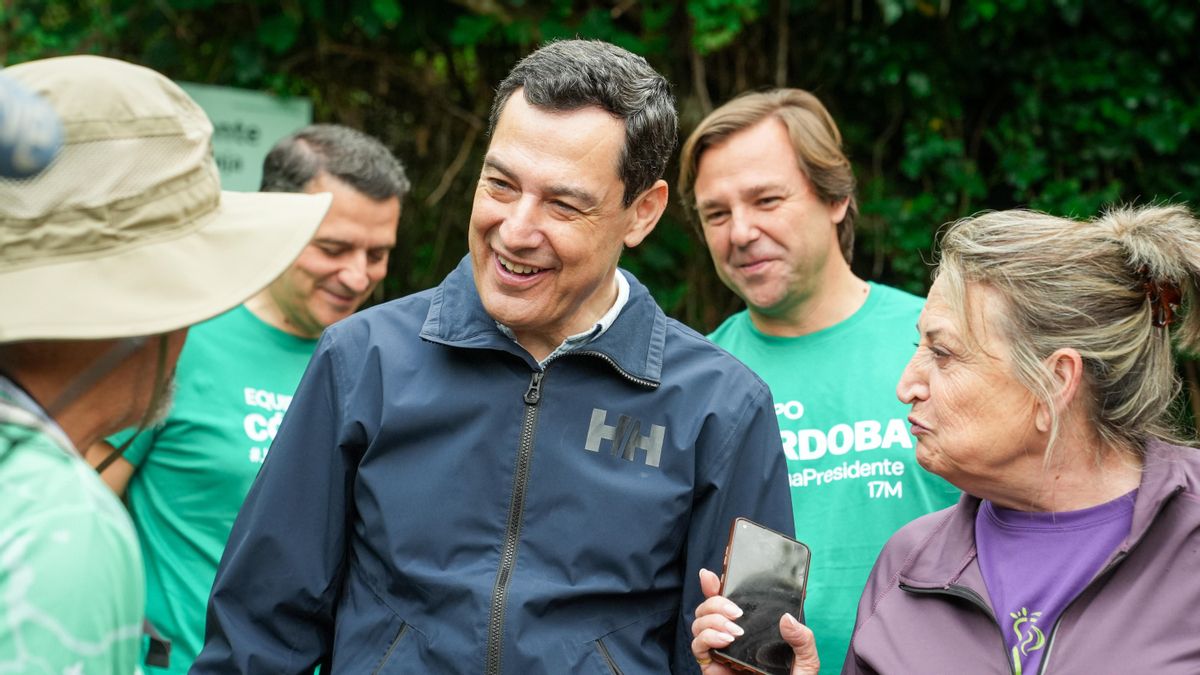 Juanma Moreno recorre el sendero de la fase 3 del Cinturón Verde de Córdoba junto a representantes del PP andaluz