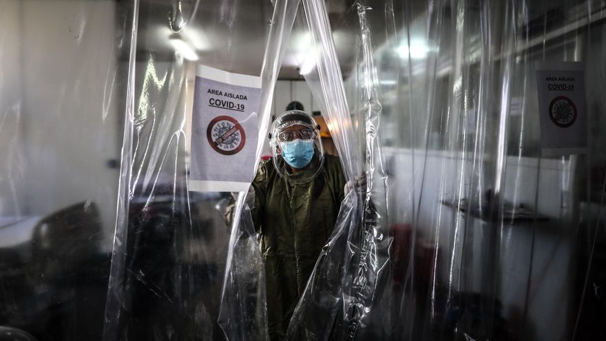 Personal médico realiza su trabajo en la Unidad de Cuidados Intensivos para pacientes con covid-19, en el Hospital Naval de Buenos Aires (Argentina). EFE/Juan Ignacio Roncoroni/Archivo