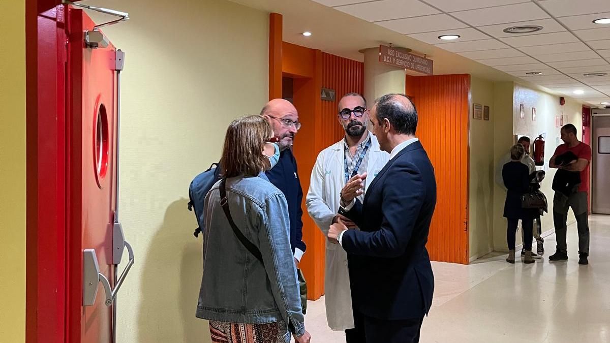 El consejero de Sanidad del Gobierno de Aragón, José Luis Bancalero Flores, ha visitado esta tarde a la familia, en el Hospital Clínico Universitario de Zaragoza