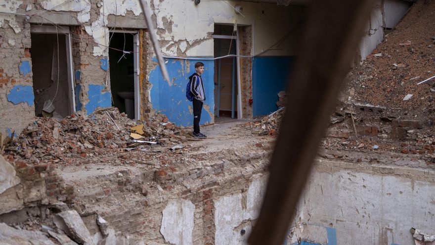 Mykola Kravchenko, de 12 años, mira su clase de informática destruida en el liceo de Mykhailo-Kotsyubynske, en Chernígov.