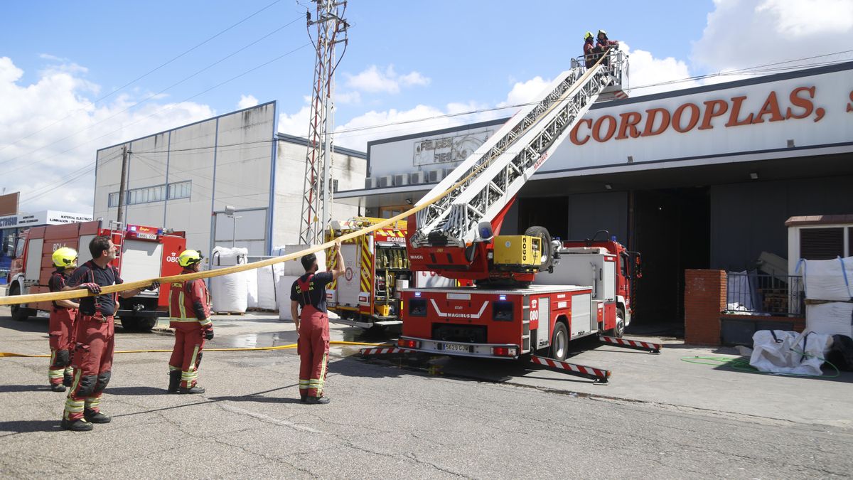 Los bomberos sofocan el incendio de una nave de plástico reciclado en Las Quemadas