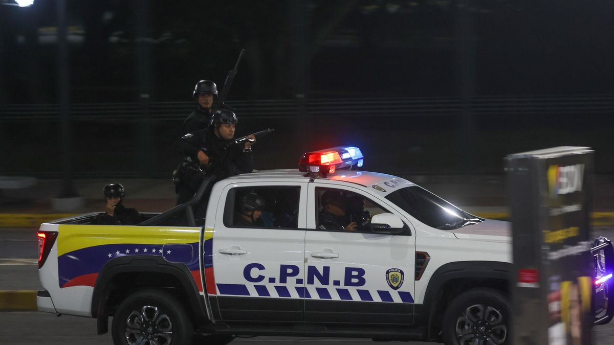 Militares por las calles de Caracas tras registrarse los primeros bombardeos