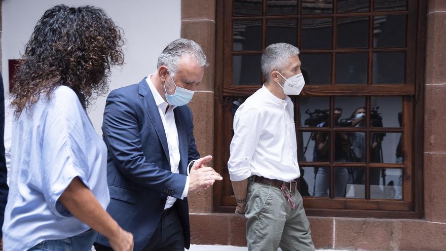 El presidente de Canarias, Ángel Víctor Torres (centro), y el ministro del Interior, Fernando Grande-Marlaska (d), tras una reunión del Comité Director del Plan de Emergencias Volcánicas de Canarias