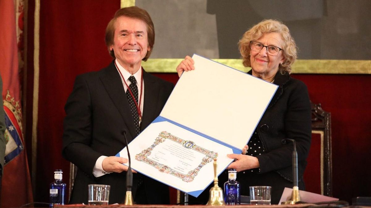 El cantante Raphael en 2018, cuando fue nombrado hijo adoptivo de Madrid junto a la entonces alcaldesa, Manuela Carmena