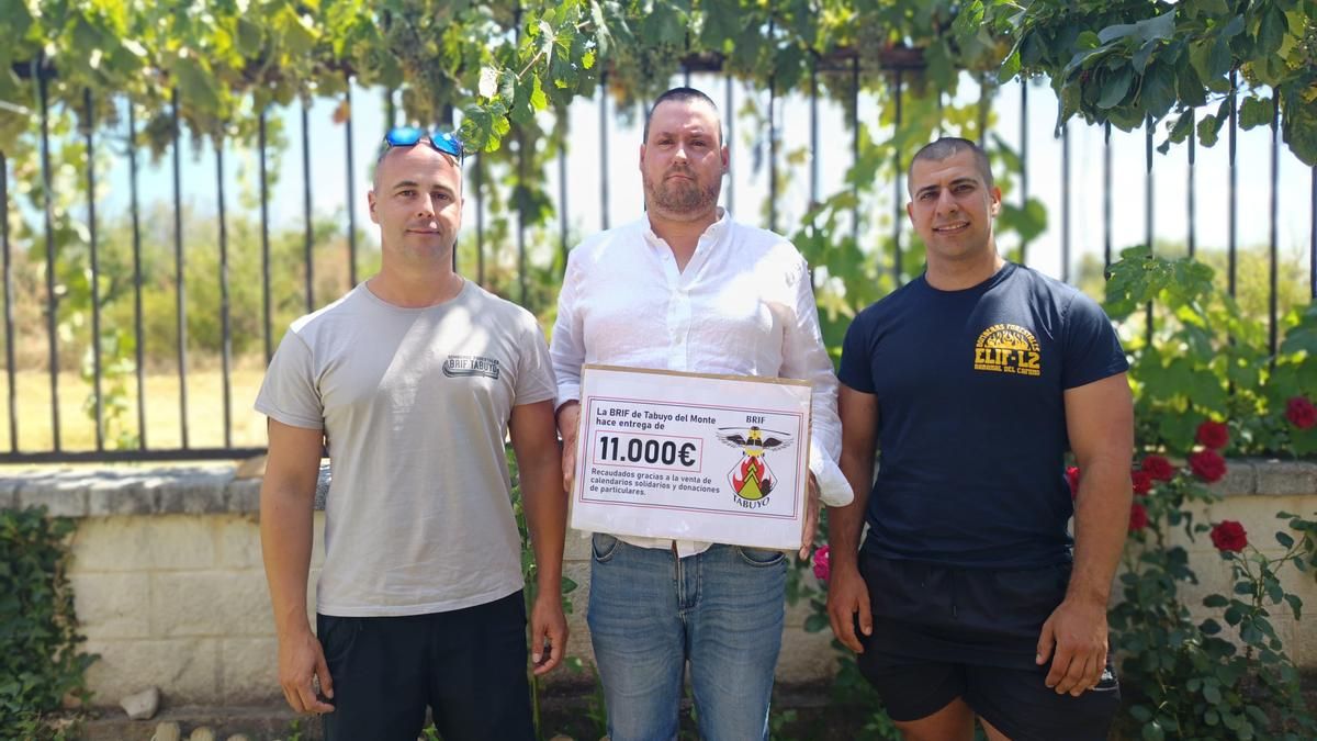 El calendario solidario de brigadistas de Tabuyo: 11.000 euros para un voluntario que sufrió graves quemaduras en 2025