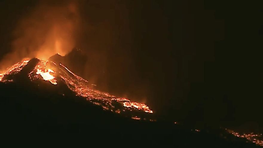 El derrumbe parcial de una de las caras del cono del volcán de La Palma origina coladas en varias direcciones