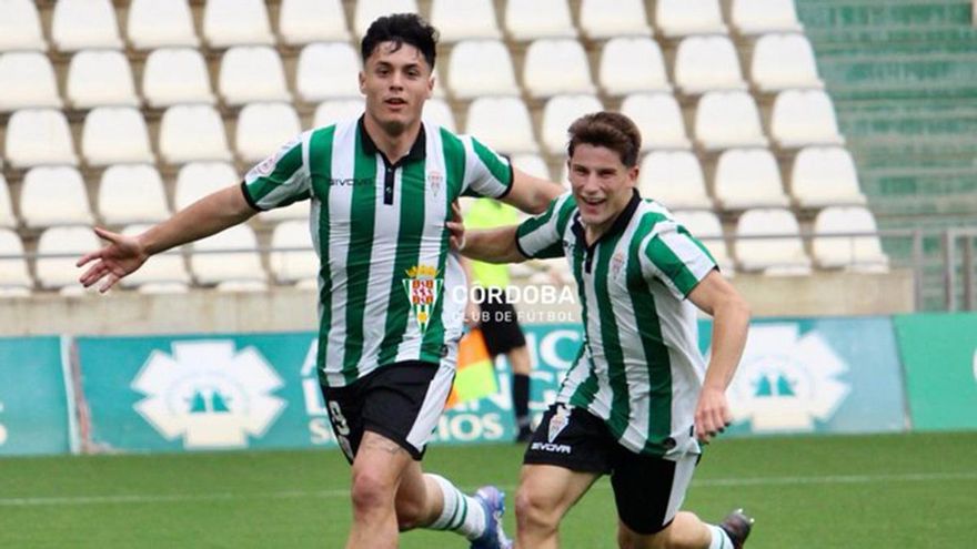 Jugadores del Córdoba B celebran un gol
