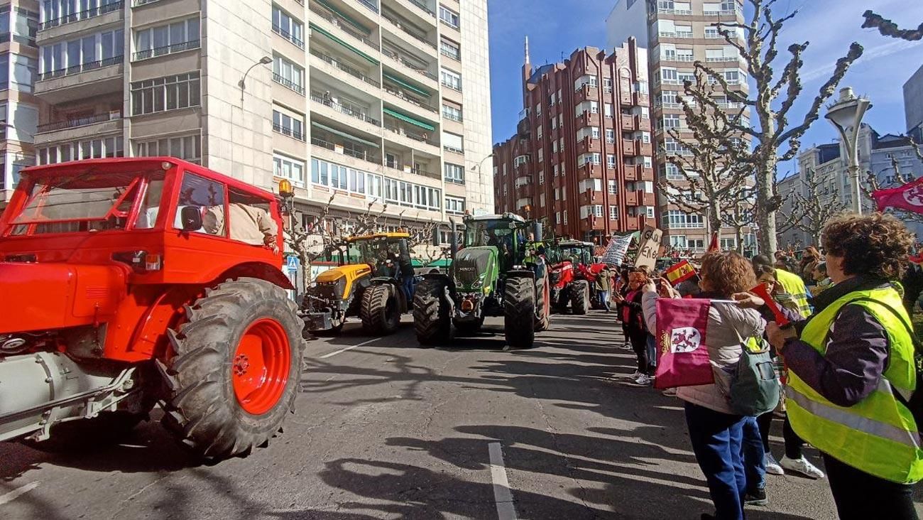 Tractorada en León por la plaza de la Inmaculada.