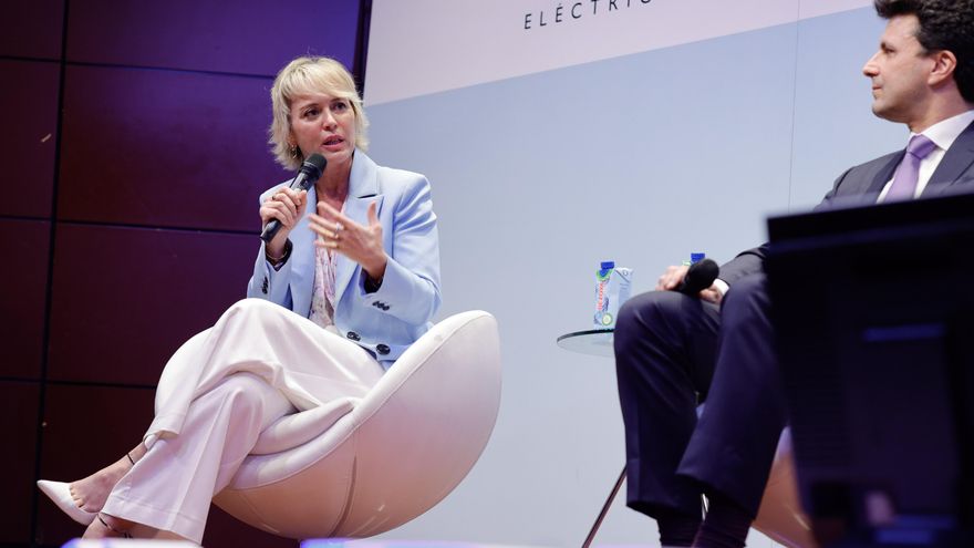 Carme Artigas, secretaria de Estado de Digitalización e Inteligencia Artificial, y David Alonso, director de Empresas de la Unidad de Negocio de Movilidad de Samsung Electronics Iberia, en la mesa-debate: La nueva vida digital