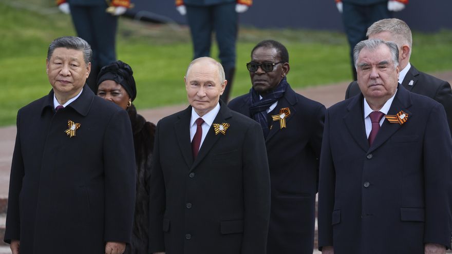 Putin y sus huéspedes depositan una ofrenda floral ante la Tumba del Soldado Desconocido