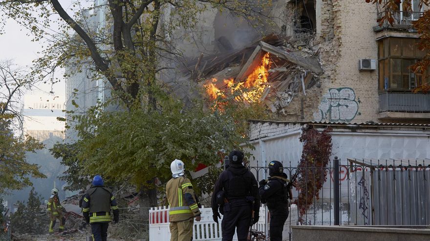 Servicios de emergencias tratan de apagar los fuegos causados por el impacto de los drones kamikaze que ha lanzado esta madrugada Rusia contra Kiev.