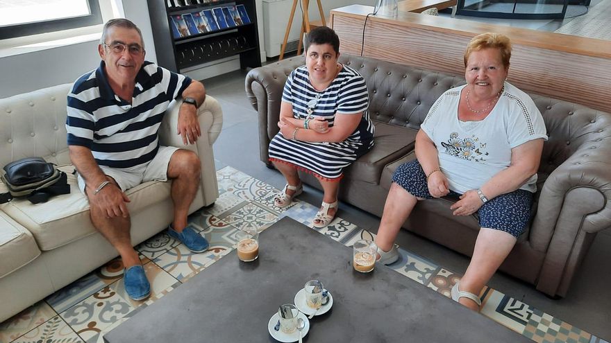 Josep Sardà, junto a su hija, Gemma, y su mujer.