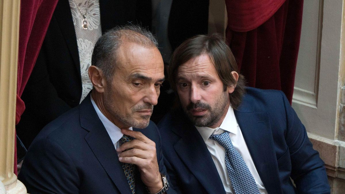 Lule Menem y Santiago Viola, el domingo en la Asamblea Legislativa.