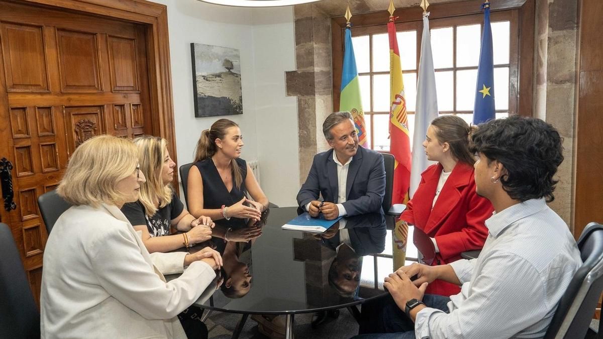 El alcalde, Diego Movellán, recibe a las dos promotoras de la aplicación.