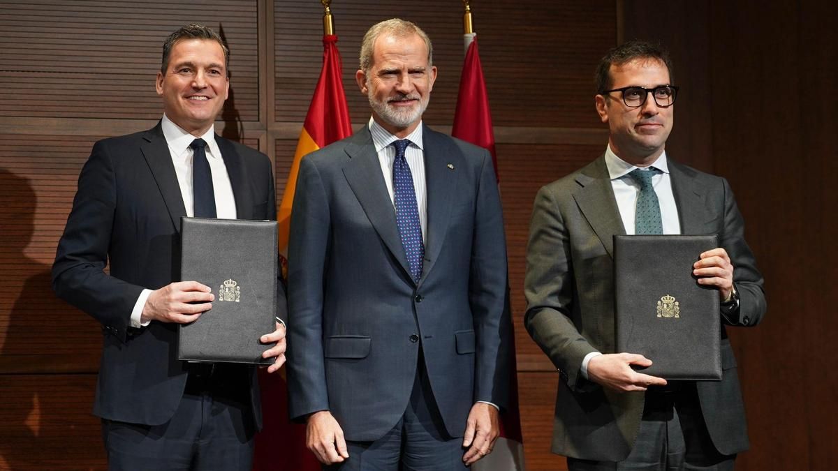 El ministro de IA de Canadá, Evan Solomon, Felipe VI y Carlos Cuerpo, vicepresidente y ministro de Economía, durante la firma del memorando para reforzar la cooperación en IA.