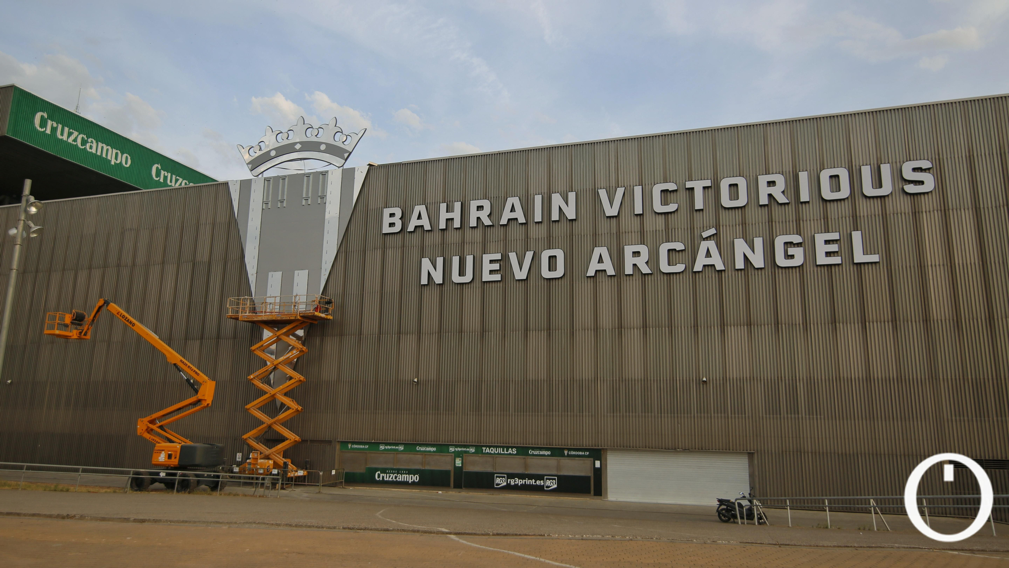 Escudo del Córdoba CF en el luminoso de fondo norte