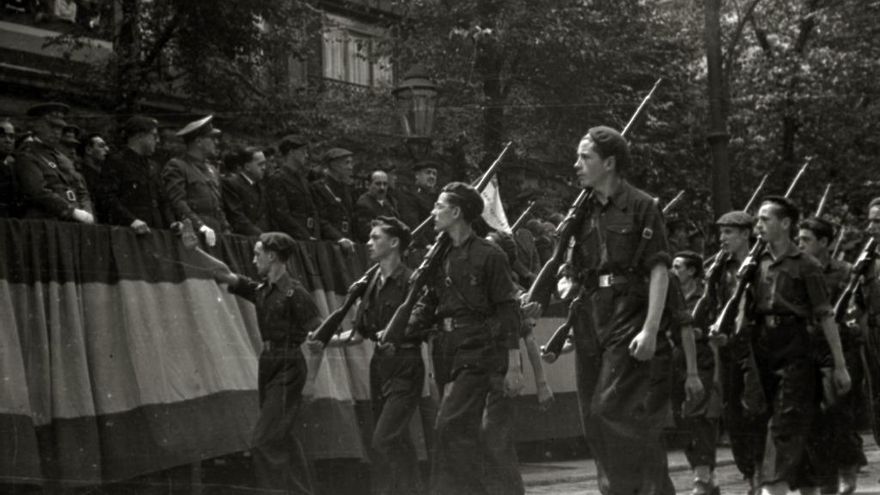 Desfile militar por las calles de Donostia durante las fiestas de 1940