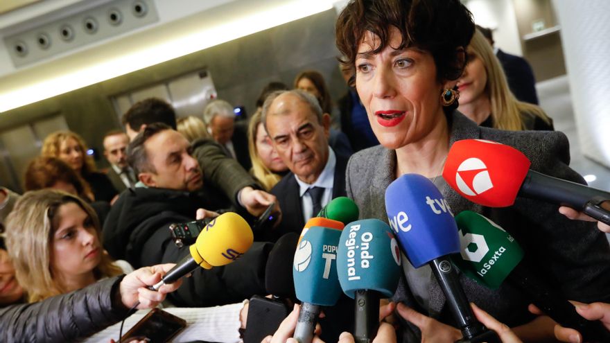 La ministra de Inclusión, Seguridad Social y Migraciones, Elma Saiz, atiende a los medios antes del acto de presentación del Fondo de Impacto Social (FIS), en Cajamar Murcia, a 5 de marzo de 2025, en Murcia (España). Es un instrumento financiero público i