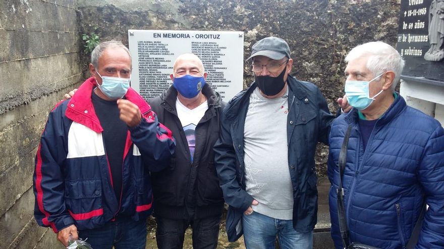 José Antonio Larrinoa, José Ángel Bento, acompañados por otro familiar y por José Luis Pajares (Colectivo Memoria de Laredo) delante de la Placa de la Fosa de Límpias.