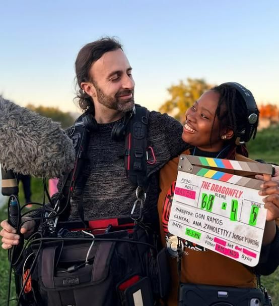 Borja Murel junto a Jeanne Koffi en el final del rodaje de 'Indómito'