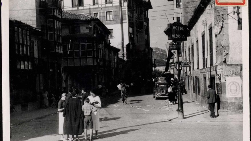 "Otro aspecto de la calle Mayor".