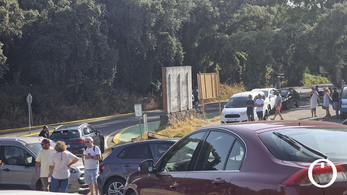 Vecinos desalojados de la parcelación El Jardinito en la gasolinera de Trassierra