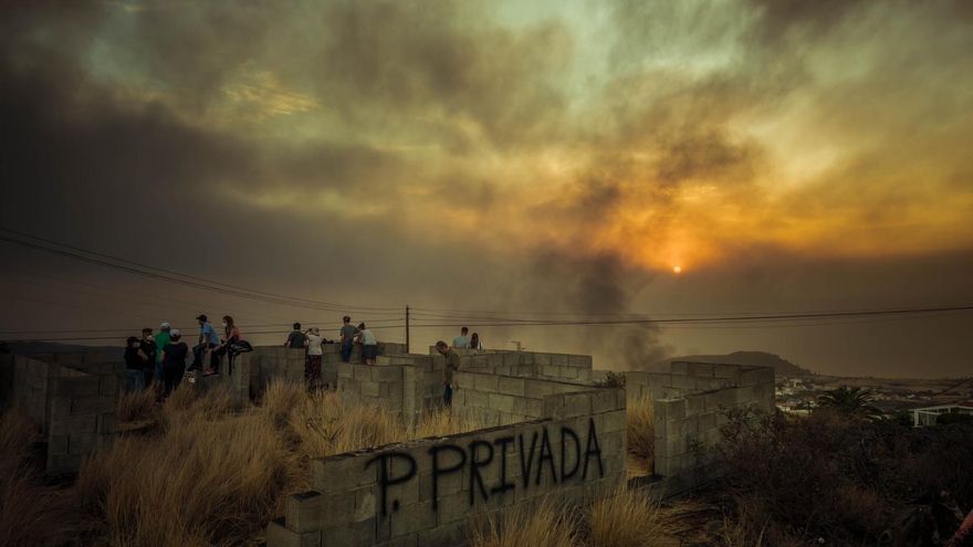 Vecinos observando el volcán