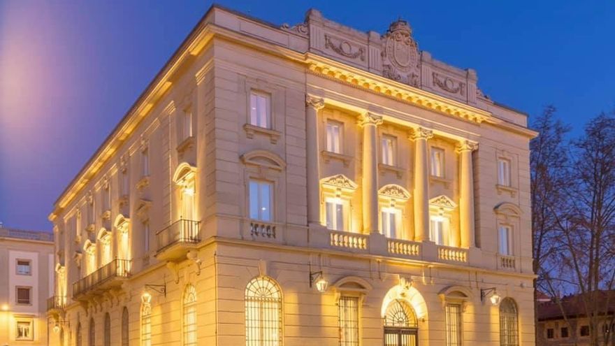 Vista exterior nocturna del edificio que alberga el Memorial