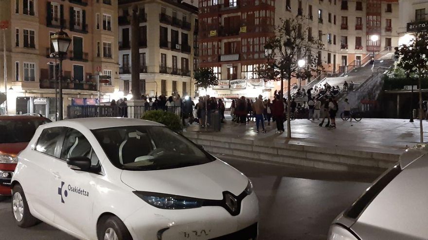 Botellones y bailes sin mascarilla ni distancias en la primera noche sin estado de alarma en Bilbao