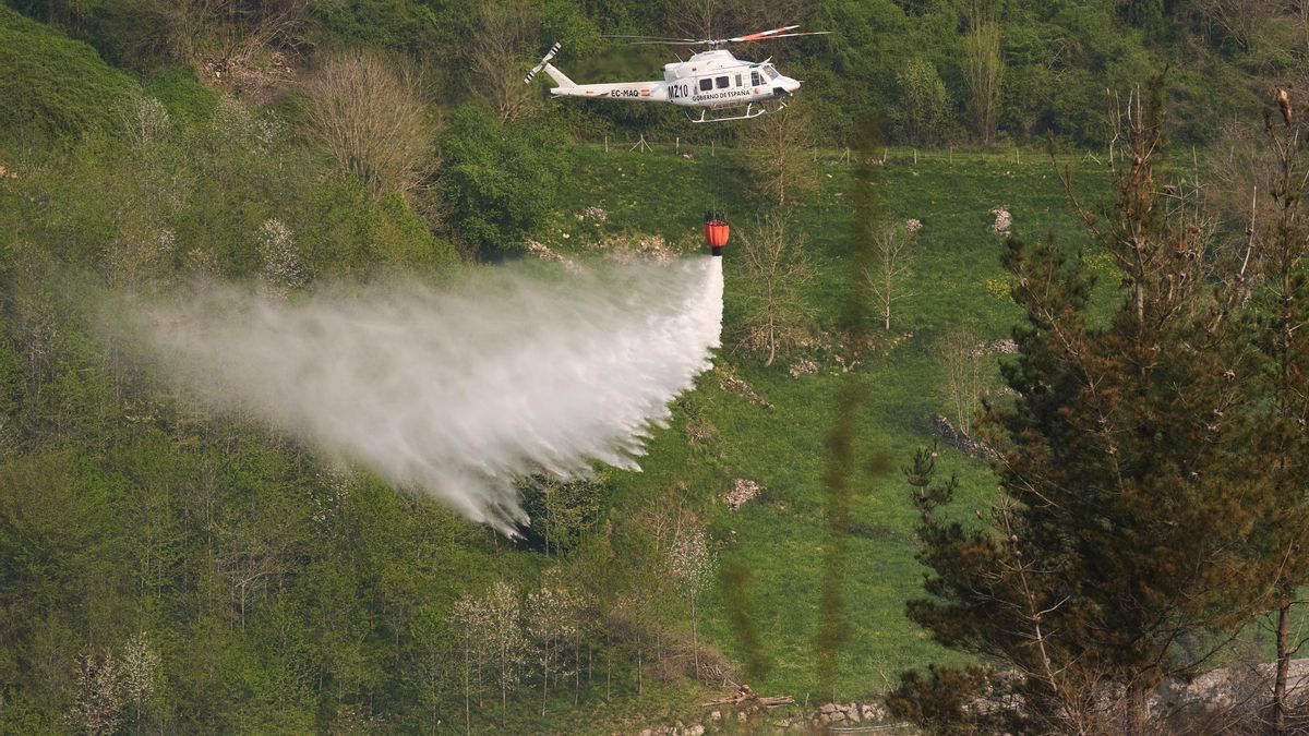 Bomberos trabajan en la extinción de los incendios en Cantabria en foto de archivo