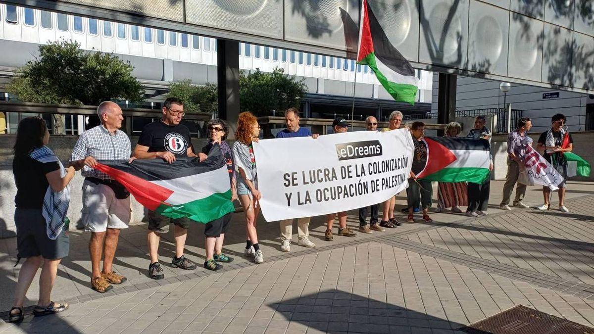 Activistas propalestinos protestan frente a la junta de accionistas de eDreams por su "complicidad" con la ocupación