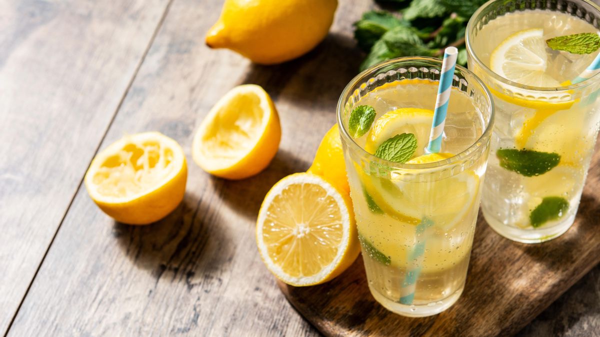 El limón es fuente de vitamina C y posee cantidades menores de otras vitaminas y minerales