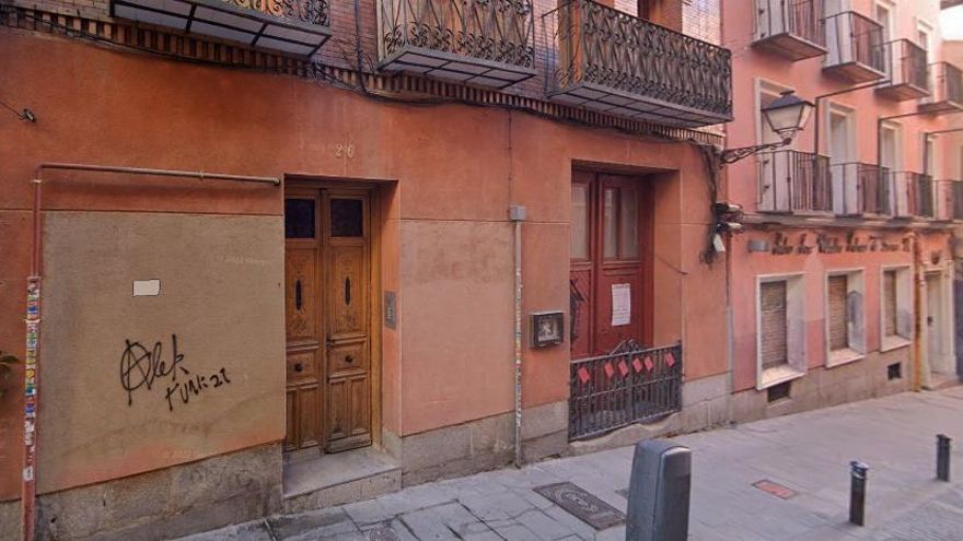 Rescate 'in extremis' por el tejado: Bomberos salvan a una mujer atrapada por el fuego en un edificio de Lavapiés