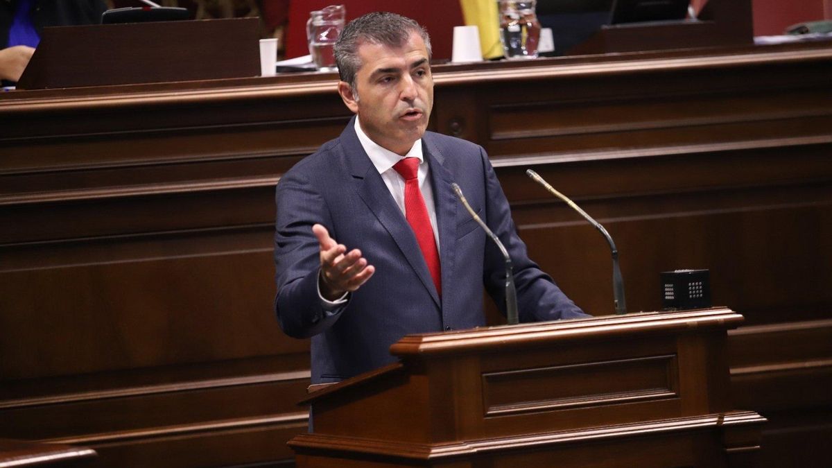 Manuel Domínguez, en el Parlamento de Canarias.