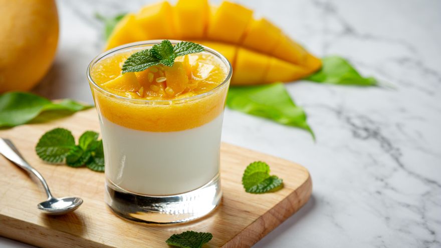 Postre de mango con yogur: la receta sin azúcar y sin horno para aprovechar una de las frutas del verano