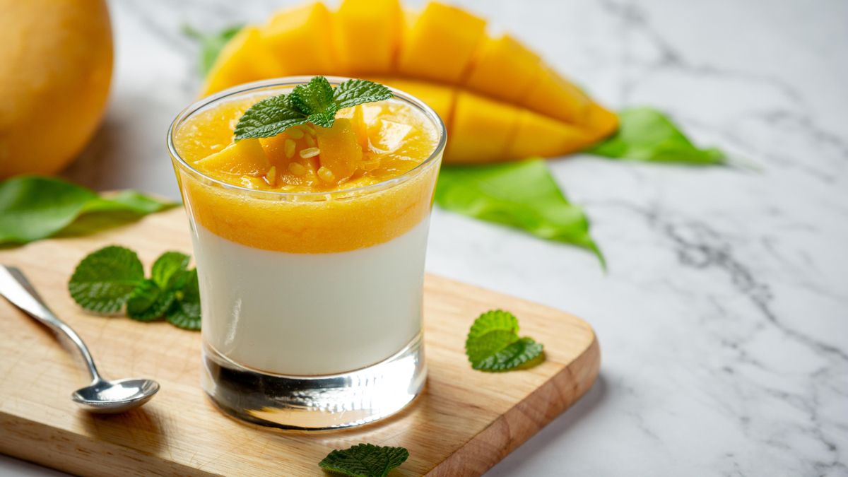 Postre de mango con yogur: la receta sin azúcar y sin horno para aprovechar una de las frutas del verano