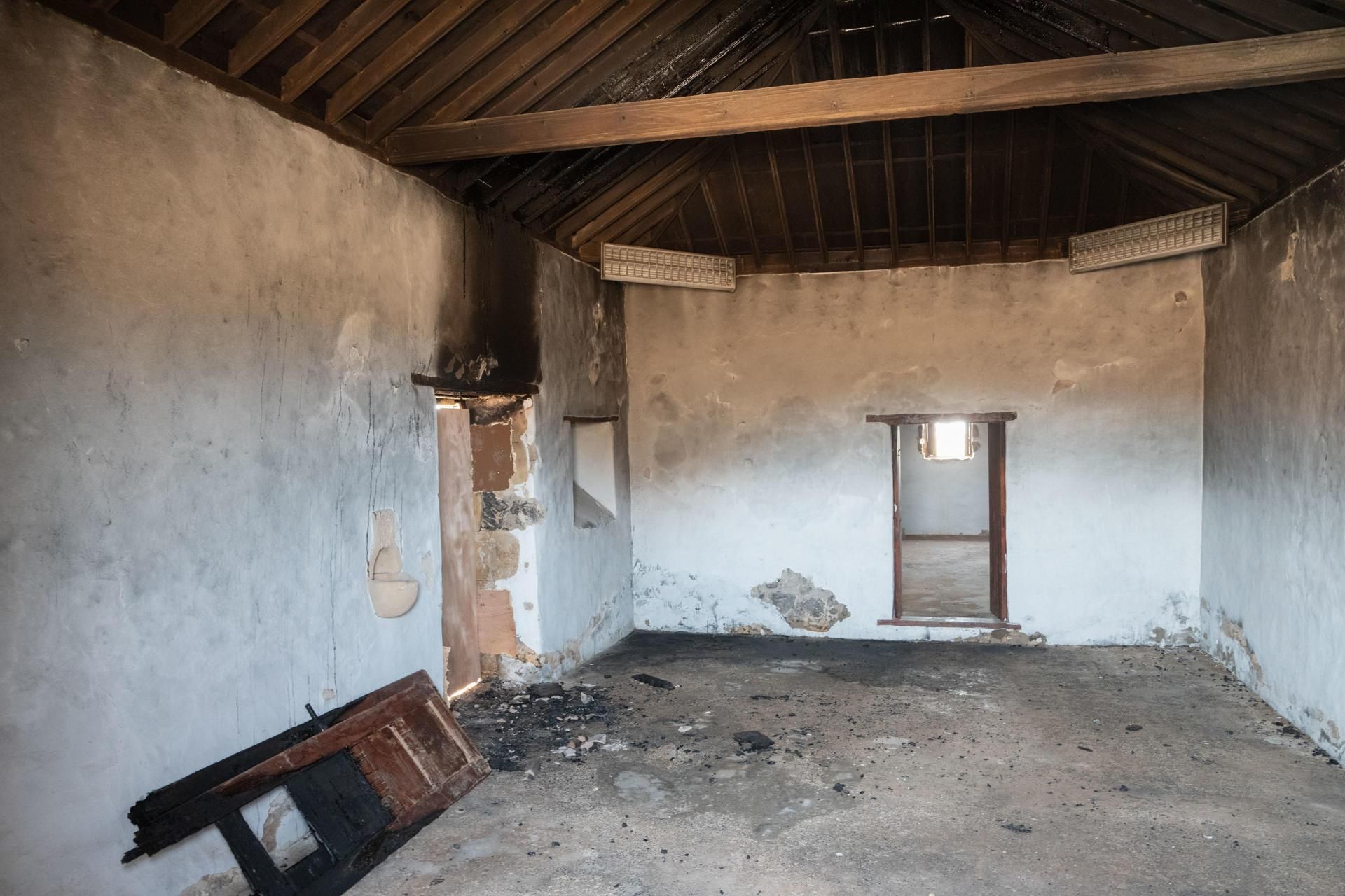 Interior de la ermita de Puerto Escondido, en La Oliva, con los daños tras el incendio.