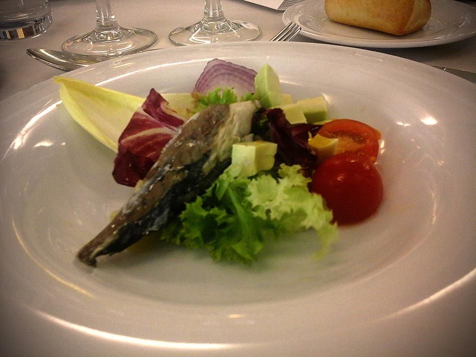 Ensalada de caballa al aceite, tomates cagones y aguacates. (Carlota VE).