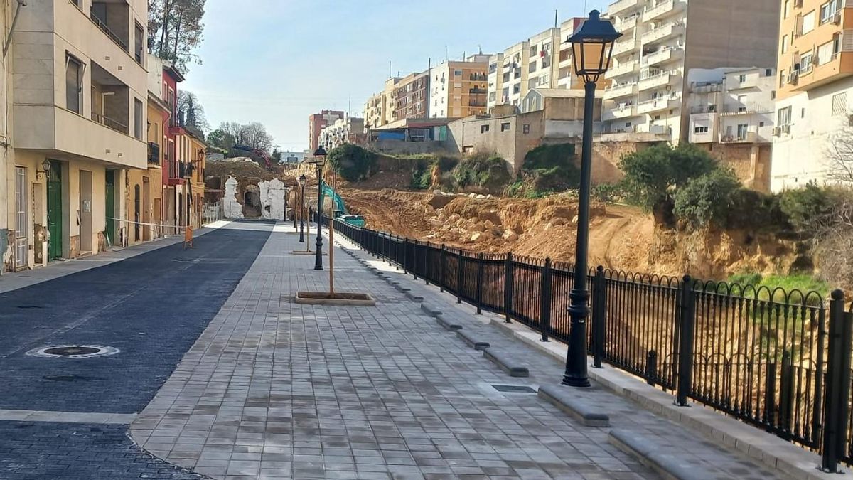 Chiva inaugura la calle que la dana borró del mapa: una obra diseñada para resistir futuras riadas