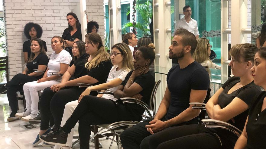 Salones de belleza y barberías luchan contra la violencia de género en Brasil