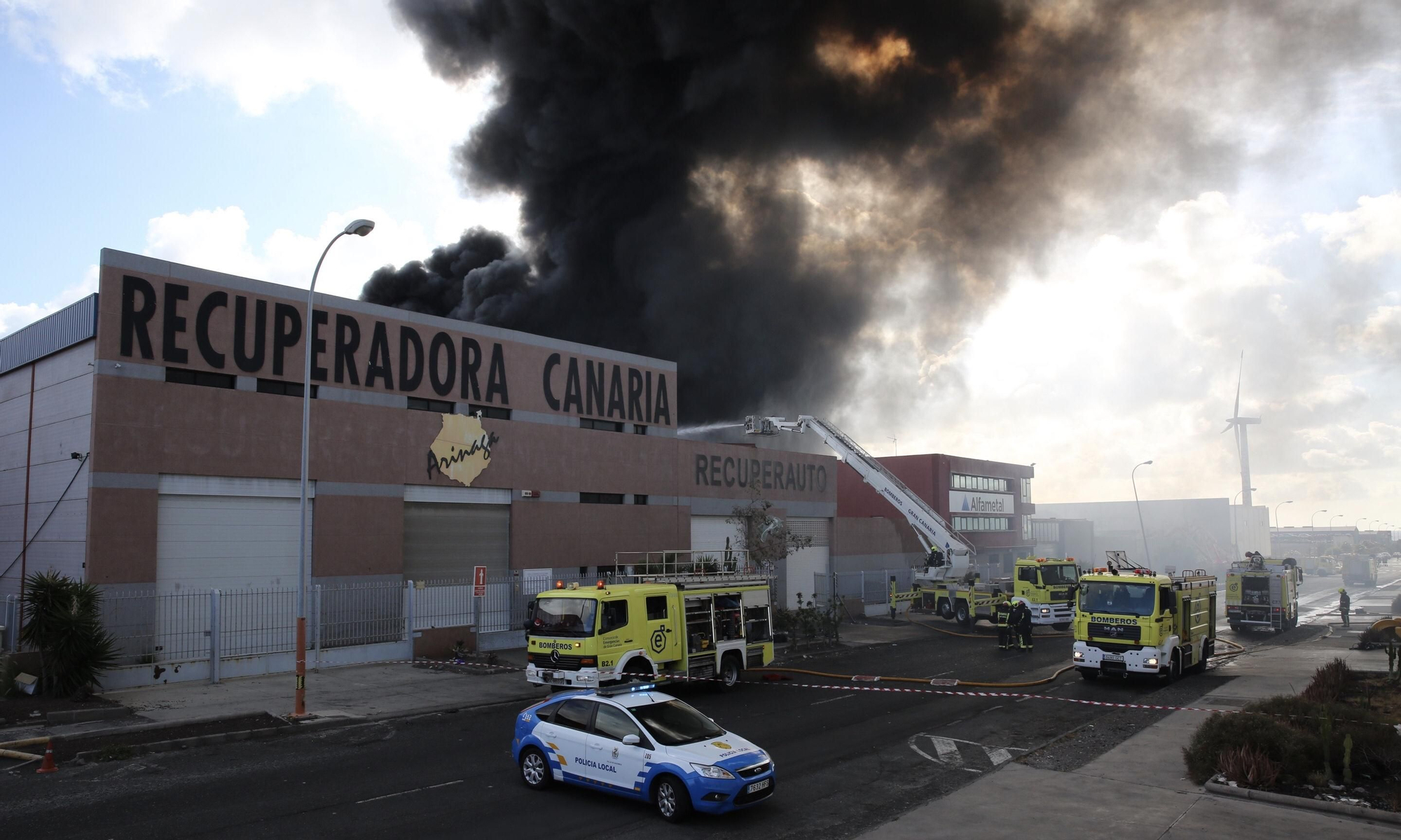 Incendio en un almacén  en el Polígono Industrial de Arinaga. (ALEJANDRO RAMOS)