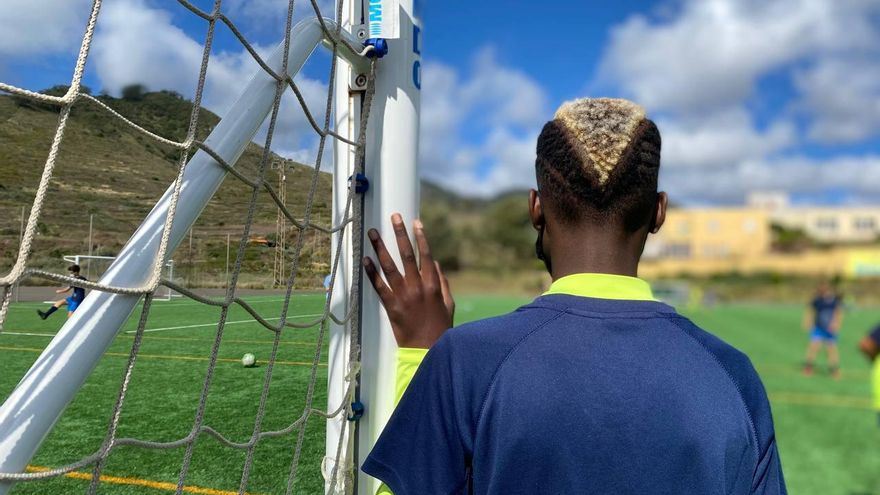 Abou en el campo de fútbol de Tegueste.