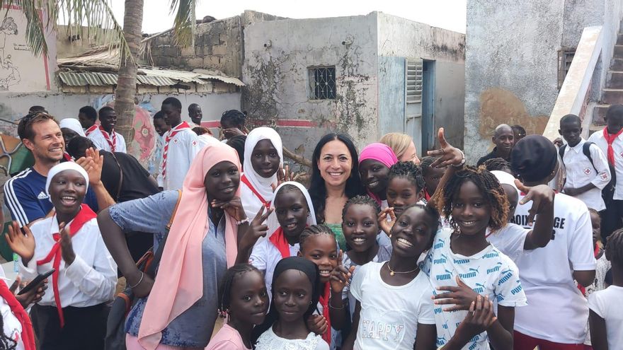 Nens beneficiaris de Creu Roja de Mbour a la recepció del material sanitari aportat per Hope and Progress.