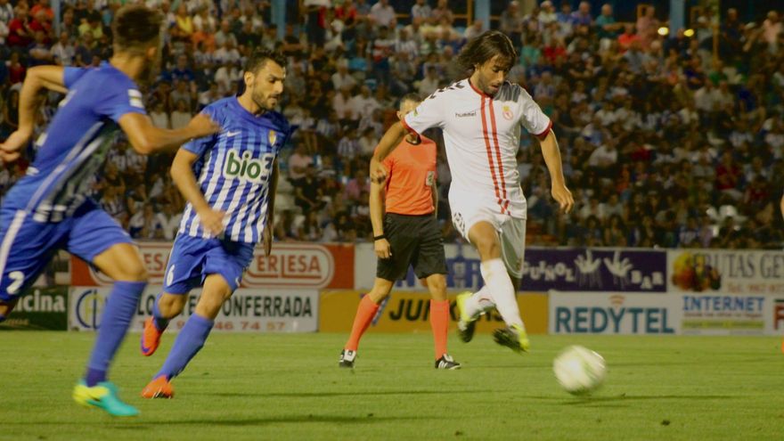 Ponferradina y Cultural, los centenarios encadenados de dos equipos que son algo más que clubes de fútbol