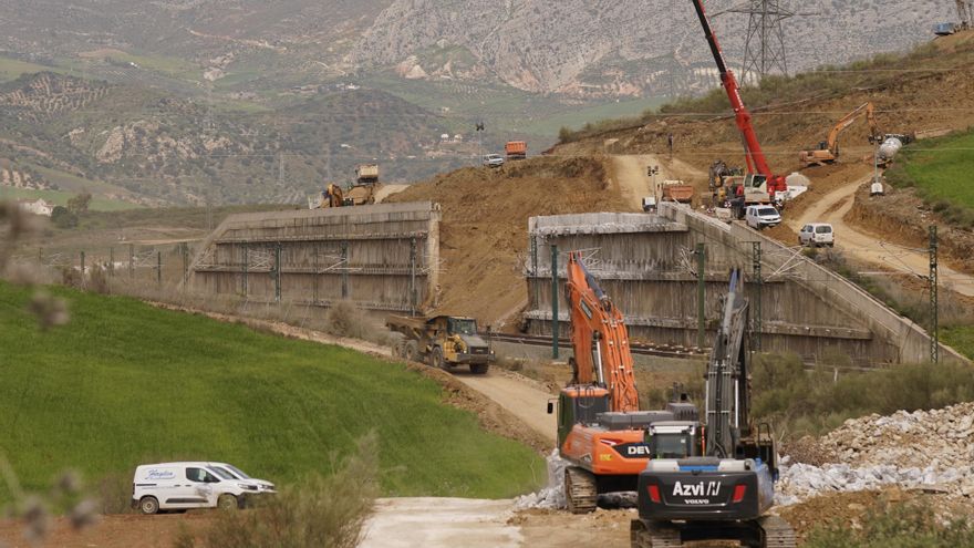 Obras de emergencias sobre el talud que produjo el corte de la línea.