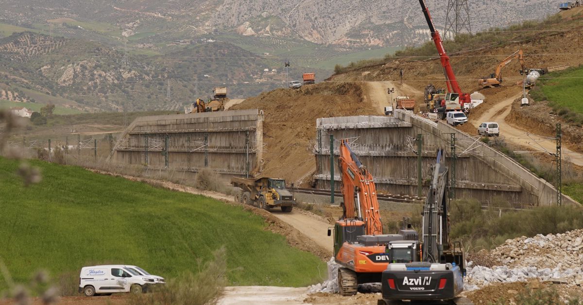 Renfe estudia un AVE directo de Málaga a Madrid con un tramo por vía convencional que rodee la zona cortada