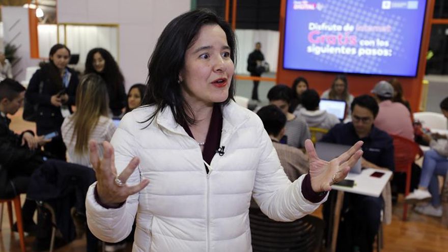 Fotografía fechada el 27 de septiembre de 2019, que muestra a la ministra de Tecnologías de la Información y las Comunicaciones, Sylvia Constaín, mientras habla en entrevista con EFE, durante la feria tecnológica "Colombia 4.0", en Bogotá (Colombia).